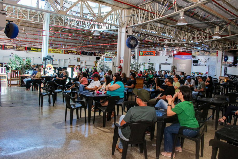Prefeito de Três Lagoas se reúne com feirantes para discutir melhorias em infraestrutura Prefeito de Três Lagoas se reúne com feirantes para discutir melhorias em infraestrutura