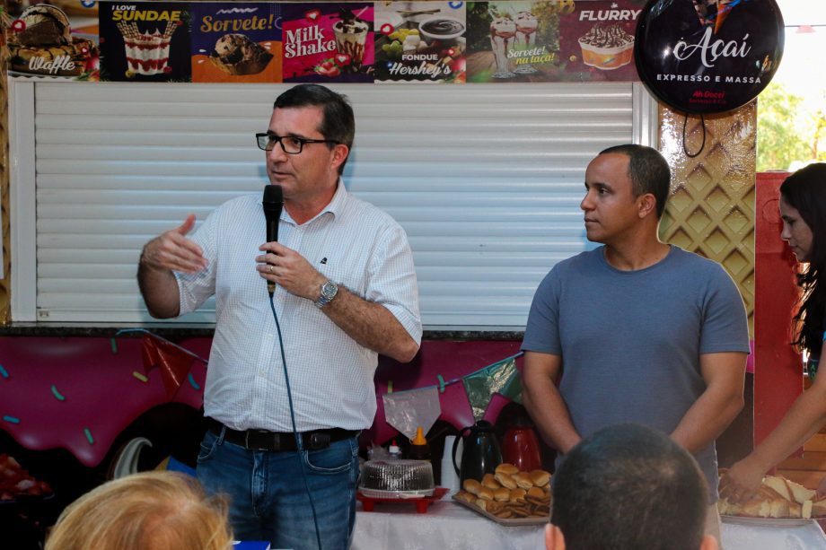 Prefeito de Três Lagoas se reúne com feirantes para discutir melhorias em infraestrutura Prefeito de Três Lagoas se reúne com feirantes para discutir melhorias em infraestrutura