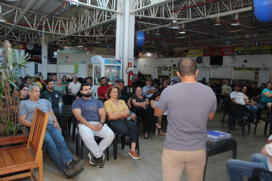 Prefeito de Três Lagoas se reúne com feirantes para discutir melhorias em infraestrutura Prefeito de Três Lagoas se reúne com feirantes para discutir melhorias em infraestrutura