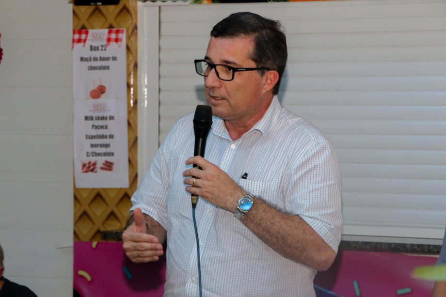Prefeito de Três Lagoas se reúne com feirantes para discutir melhorias em infraestrutura Prefeito de Três Lagoas se reúne com feirantes para discutir melhorias em infraestrutura