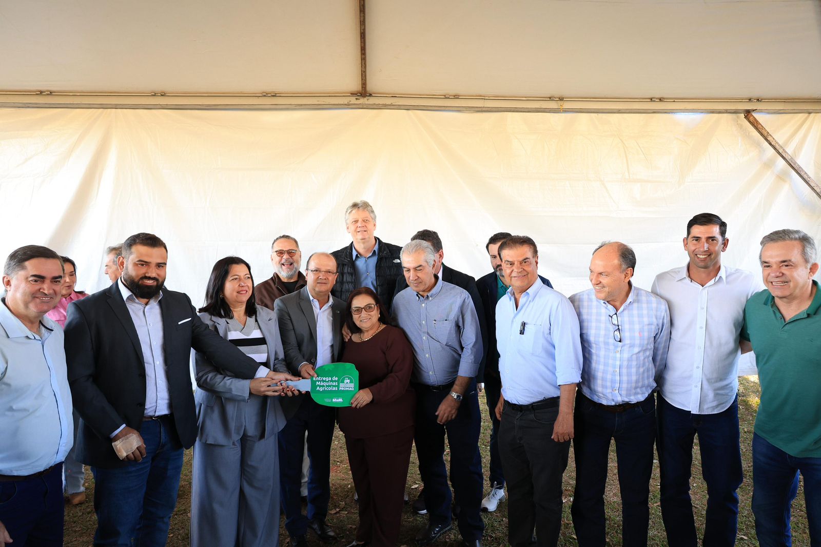 Tratores fortalecem agricultura familiar e promovem inclusão produtiva em 12 municípios de MS Tratores fortalecem agricultura familiar e promovem inclusão produtiva em 12 municípios de MS