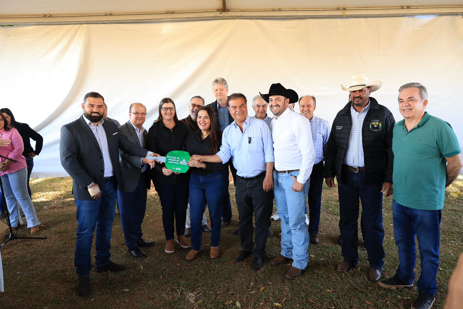 Tratores fortalecem agricultura familiar e promovem inclusão produtiva em 12 municípios de MS Tratores fortalecem agricultura familiar e promovem inclusão produtiva em 12 municípios de MS