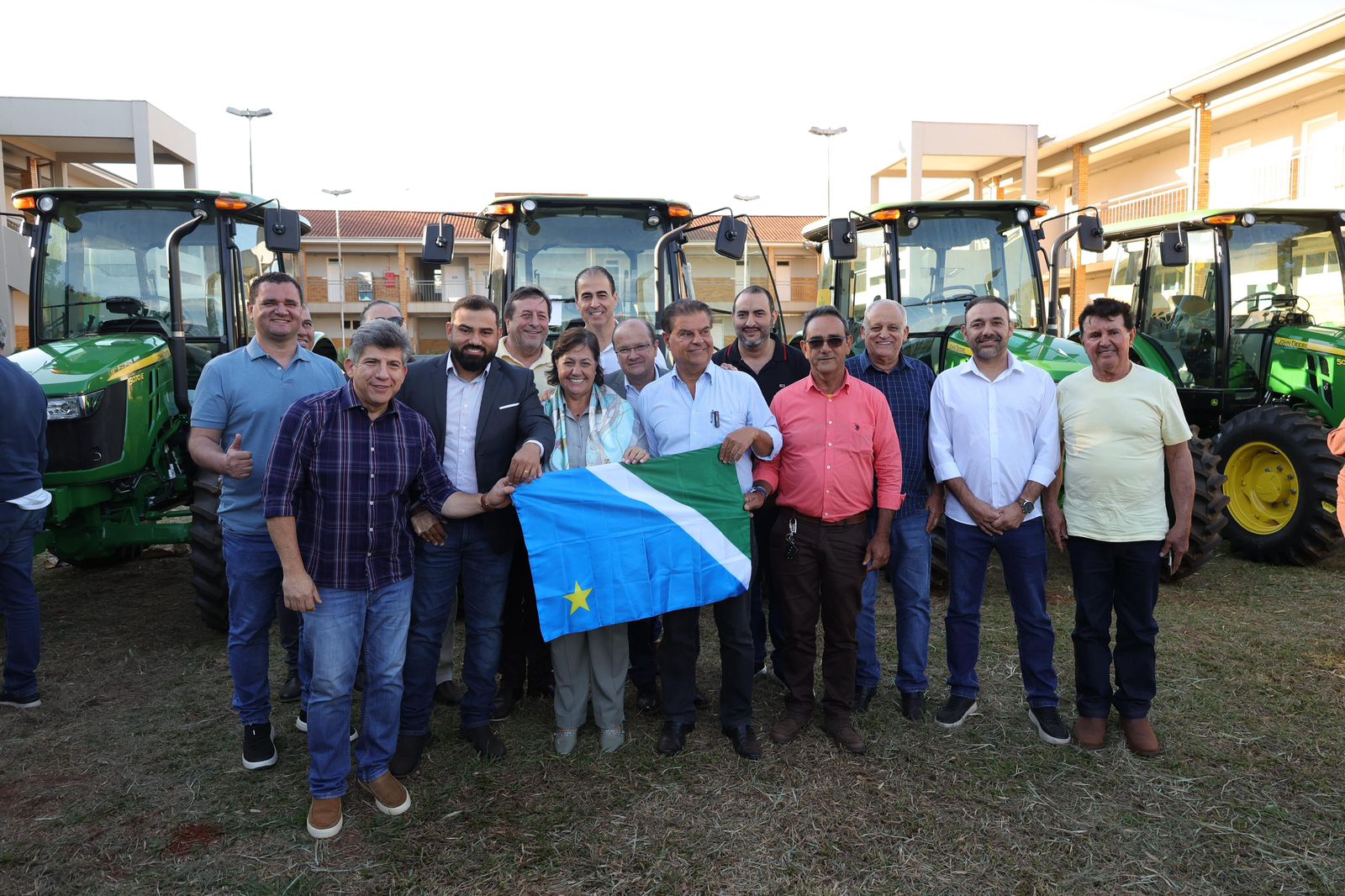 Tratores fortalecem agricultura familiar e promovem inclusão produtiva em 12 municípios de MS Tratores fortalecem agricultura familiar e promovem inclusão produtiva em 12 municípios de MS