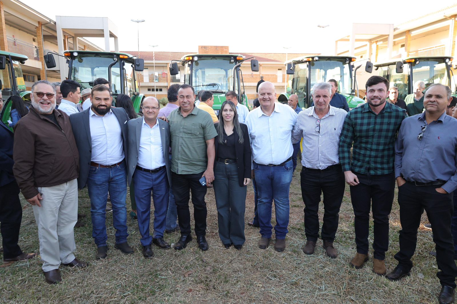 Tratores fortalecem agricultura familiar e promovem inclusão produtiva em 12 municípios de MS Tratores fortalecem agricultura familiar e promovem inclusão produtiva em 12 municípios de MS