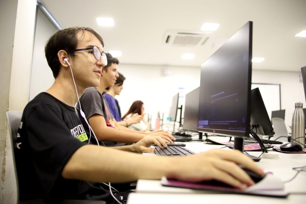 Voucher Desenvolvedor: 238 alunos de cinco municípios já estão prontos para o mercado de tecnologia de MS Voucher Desenvolvedor: 238 alunos de cinco municípios já estão prontos para o mercado de tecnologia de MS