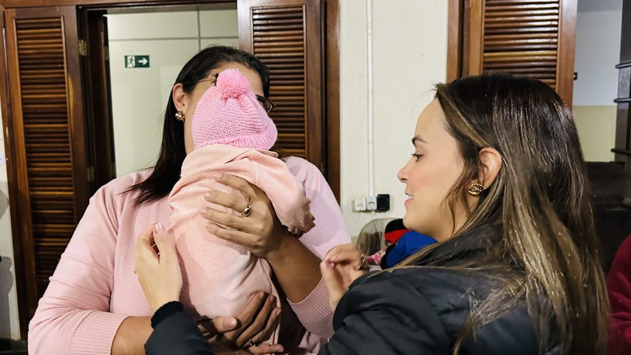Primeira-dama realiza entrega de toucas no acolhimento institucional l