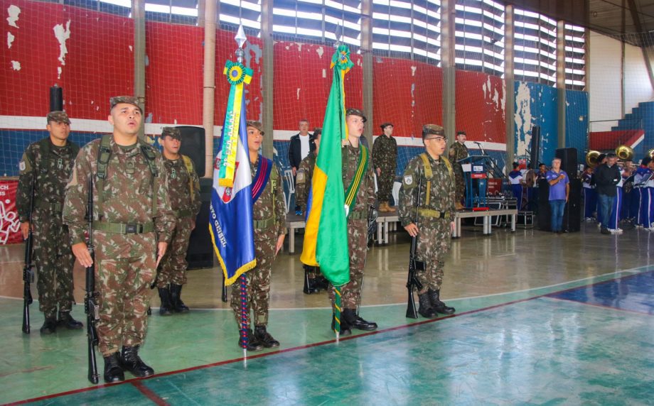 Prefeito participa da cerimônia de juramento à Bandeira Nacional e dispensa militar Prefeito participa da cerimônia de juramento à Bandeira Nacional e dispensa militar