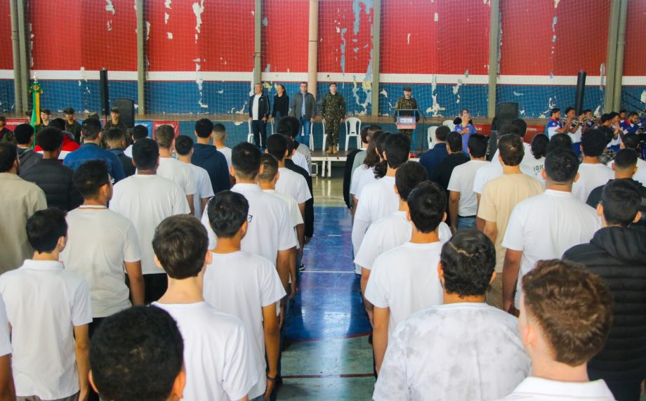 Prefeito participa da cerimônia de juramento à Bandeira Nacional e dispensa militar Prefeito participa da cerimônia de juramento à Bandeira Nacional e dispensa militar