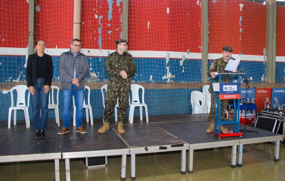 Prefeito participa da cerimônia de juramento à Bandeira Nacional e dispensa militar Prefeito participa da cerimônia de juramento à Bandeira Nacional e dispensa militar