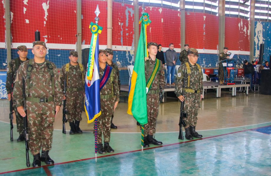 Prefeito participa da cerimônia de juramento à Bandeira Nacional e dispensa militar Prefeito participa da cerimônia de juramento à Bandeira Nacional e dispensa militar