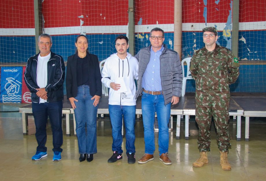 Prefeito participa da cerimônia de juramento à Bandeira Nacional e dispensa militar Prefeito participa da cerimônia de juramento à Bandeira Nacional e dispensa militar