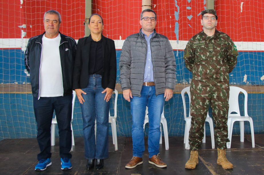 Prefeito participa da cerimônia de juramento à Bandeira Nacional e dispensa militar Prefeito participa da cerimônia de juramento à Bandeira Nacional e dispensa militar