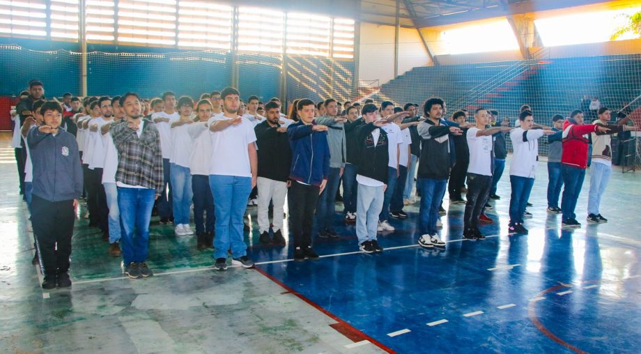 Prefeito participa da cerimônia de juramento à Bandeira Nacional e dispensa militar Prefeito participa da cerimônia de juramento à Bandeira Nacional e dispensa militar