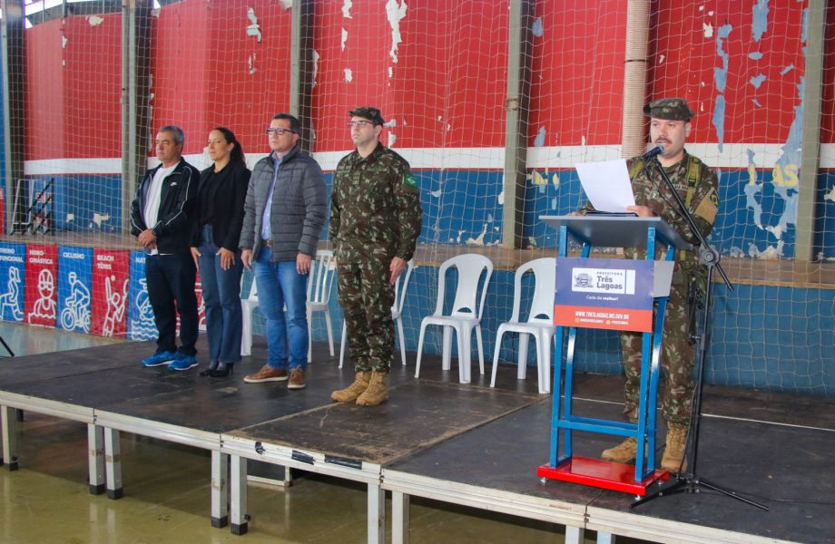 Prefeito participa da cerimônia de juramento à Bandeira Nacional e dispensa militar Prefeito participa da cerimônia de juramento à Bandeira Nacional e dispensa militar