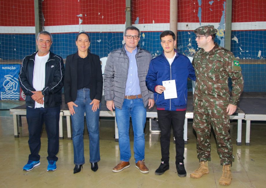 Prefeito participa da cerimônia de juramento à Bandeira Nacional e dispensa militar Prefeito participa da cerimônia de juramento à Bandeira Nacional e dispensa militar