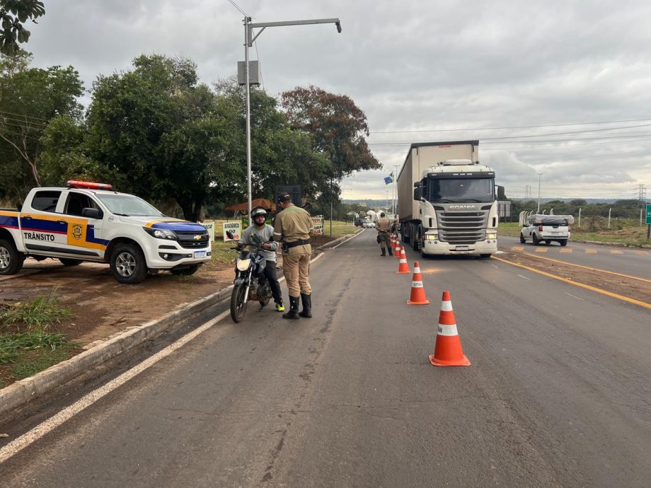 Departamento de Trânsito realiza blitz educativa em alusão a datas comemorativas do trânsito