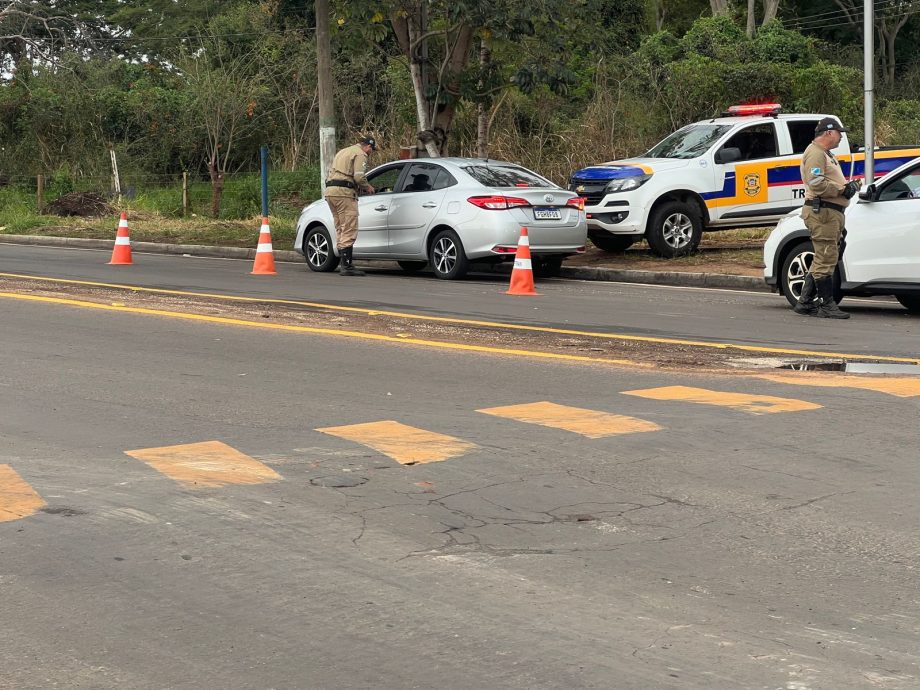 Departamento de Trânsito realiza blitz educativa em alusão a datas comemorativas do trânsito