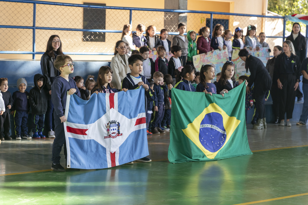Vereadores assinam documento para regularização de sede da Câmara e outras áreas da União Vereadores assinam documento para regularização de sede da Câmara e outras áreas da União