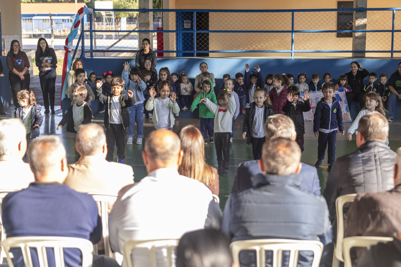 Vereadores assinam documento para regularização de sede da Câmara e outras áreas da União Vereadores assinam documento para regularização de sede da Câmara e outras áreas da União