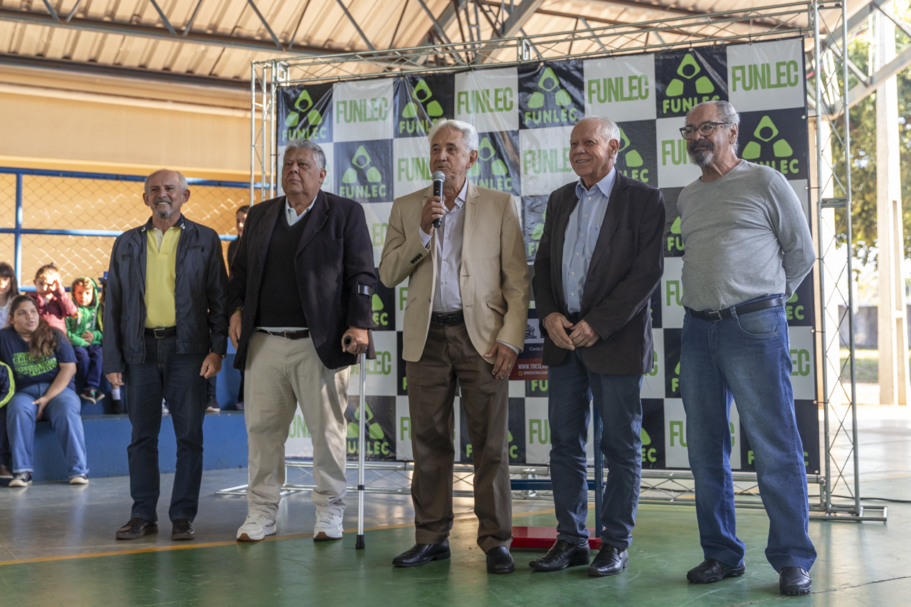 Vereadores assinam documento para regularização de sede da Câmara e outras áreas da União Vereadores assinam documento para regularização de sede da Câmara e outras áreas da União
