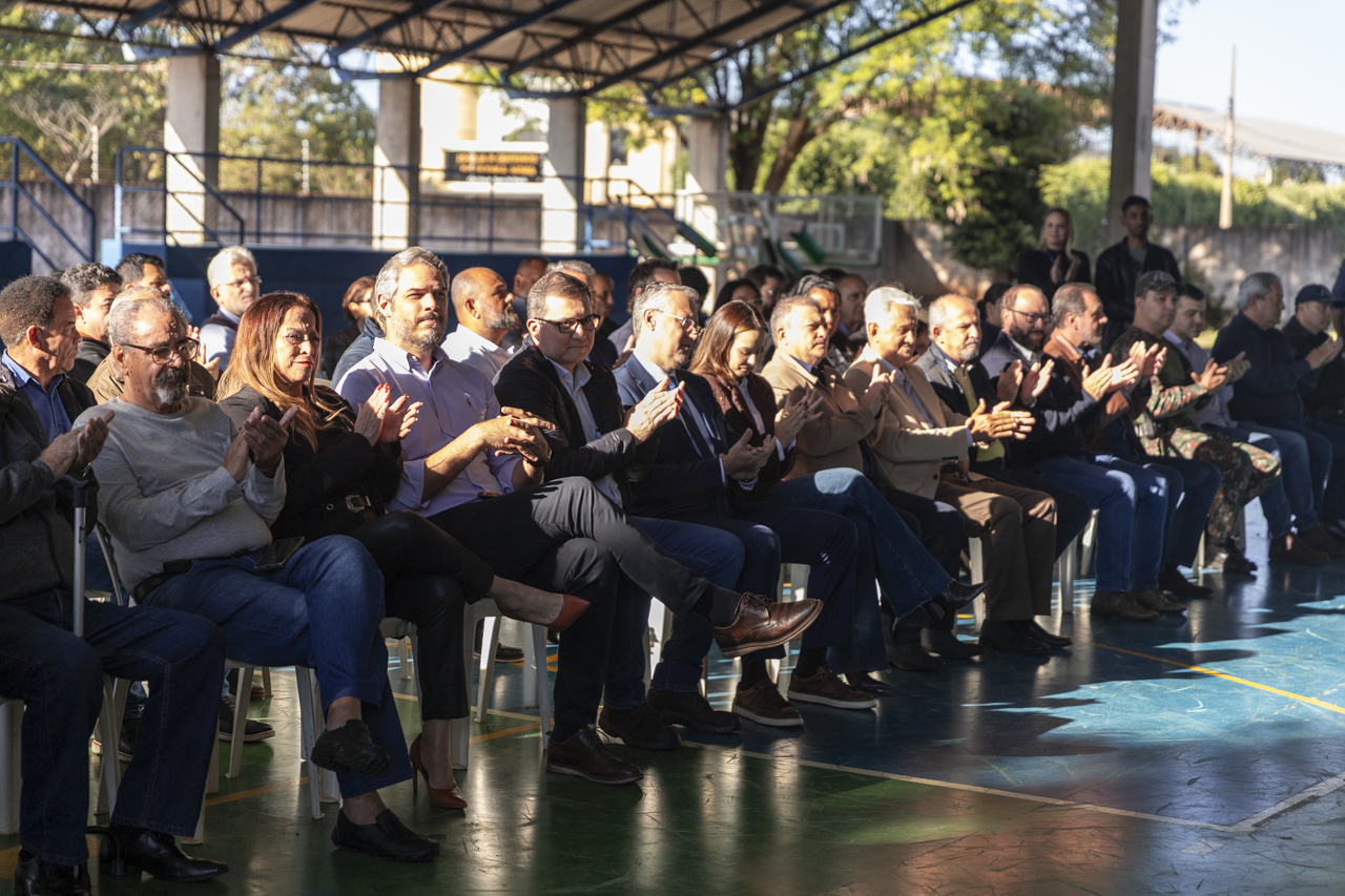 Vereadores assinam documento para regularização de sede da Câmara e outras áreas da União Vereadores assinam documento para regularização de sede da Câmara e outras áreas da União