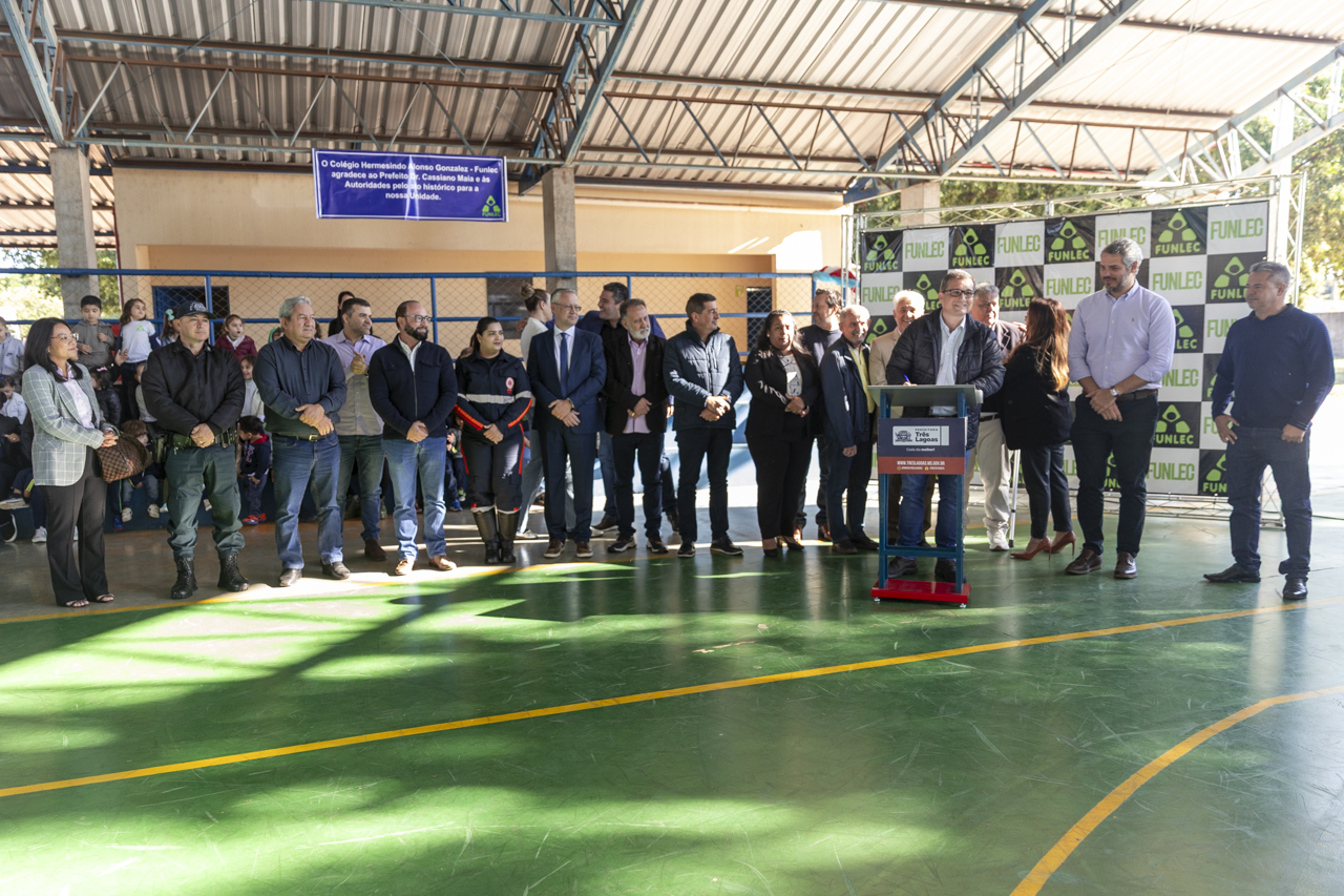 Vereadores assinam documento para regularização de sede da Câmara e outras áreas da União Vereadores assinam documento para regularização de sede da Câmara e outras áreas da União