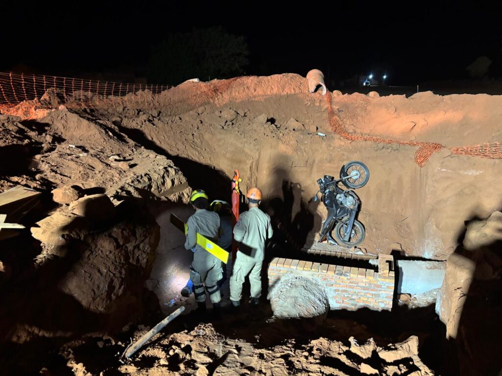 Motociclista cai em buraco de obras pluviais e é resgatado pelos bombeiros em Três Lagoas Motociclista cai em buraco de obras pluviais e é resgatado pelos bombeiros em Três Lagoas