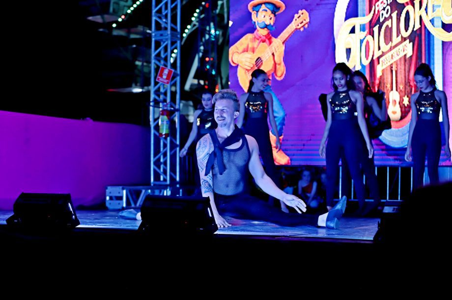 GALERIA DE FOTOS – Fábio Junior emociona multidão na terceira noite da 35ª Festa do Folclore em TL GALERIA DE FOTOS – Fábio Junior emociona multidão na terceira noite da 35ª Festa do Folclore em TL