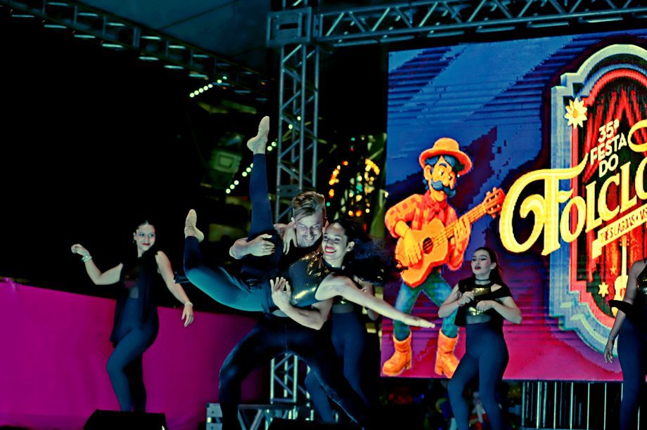GALERIA DE FOTOS – Fábio Junior emociona multidão na terceira noite da 35ª Festa do Folclore em TL GALERIA DE FOTOS – Fábio Junior emociona multidão na terceira noite da 35ª Festa do Folclore em TL