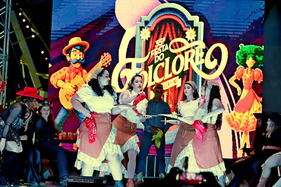GALERIA DE FOTOS – Fábio Junior emociona multidão na terceira noite da 35ª Festa do Folclore em TL GALERIA DE FOTOS – Fábio Junior emociona multidão na terceira noite da 35ª Festa do Folclore em TL