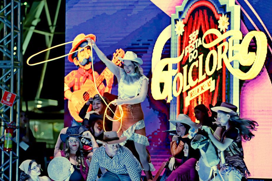 GALERIA DE FOTOS – Fábio Junior emociona multidão na terceira noite da 35ª Festa do Folclore em TL GALERIA DE FOTOS – Fábio Junior emociona multidão na terceira noite da 35ª Festa do Folclore em TL