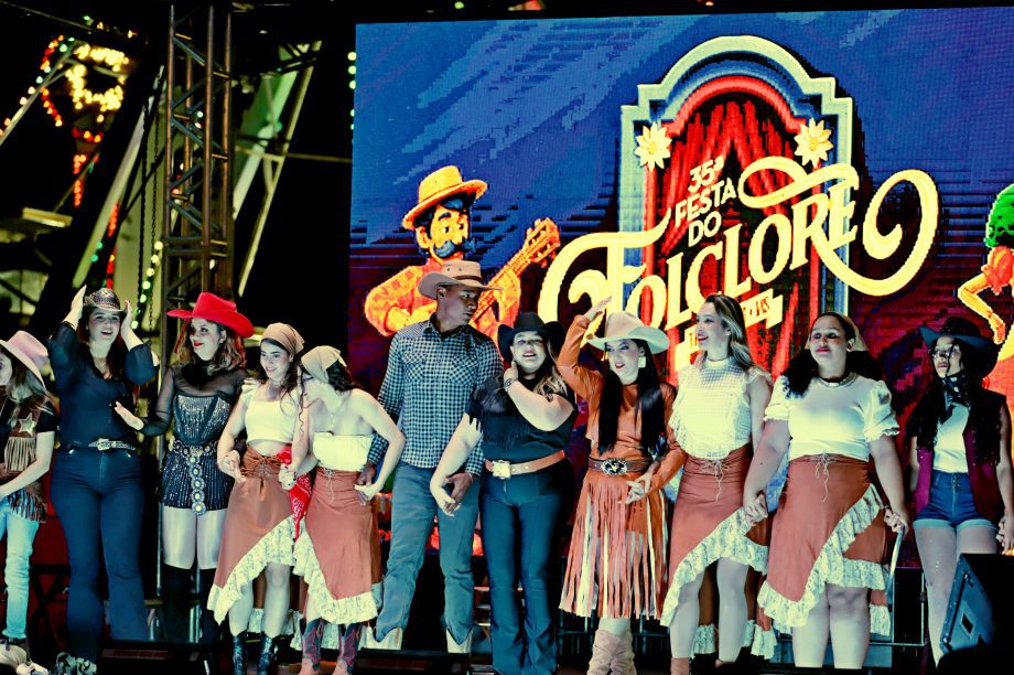 GALERIA DE FOTOS – Fábio Junior emociona multidão na terceira noite da 35ª Festa do Folclore em TL GALERIA DE FOTOS – Fábio Junior emociona multidão na terceira noite da 35ª Festa do Folclore em TL