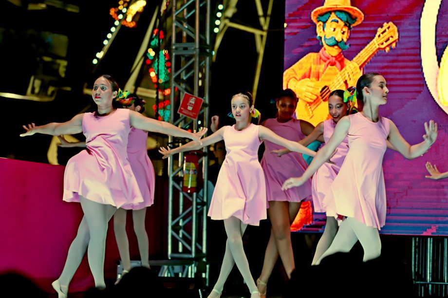 GALERIA DE FOTOS – Fábio Junior emociona multidão na terceira noite da 35ª Festa do Folclore em TL GALERIA DE FOTOS – Fábio Junior emociona multidão na terceira noite da 35ª Festa do Folclore em TL