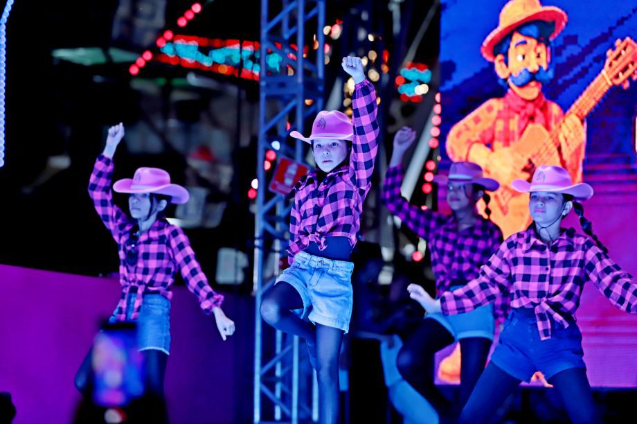 GALERIA DE FOTOS – Fábio Junior emociona multidão na terceira noite da 35ª Festa do Folclore em TL GALERIA DE FOTOS – Fábio Junior emociona multidão na terceira noite da 35ª Festa do Folclore em TL