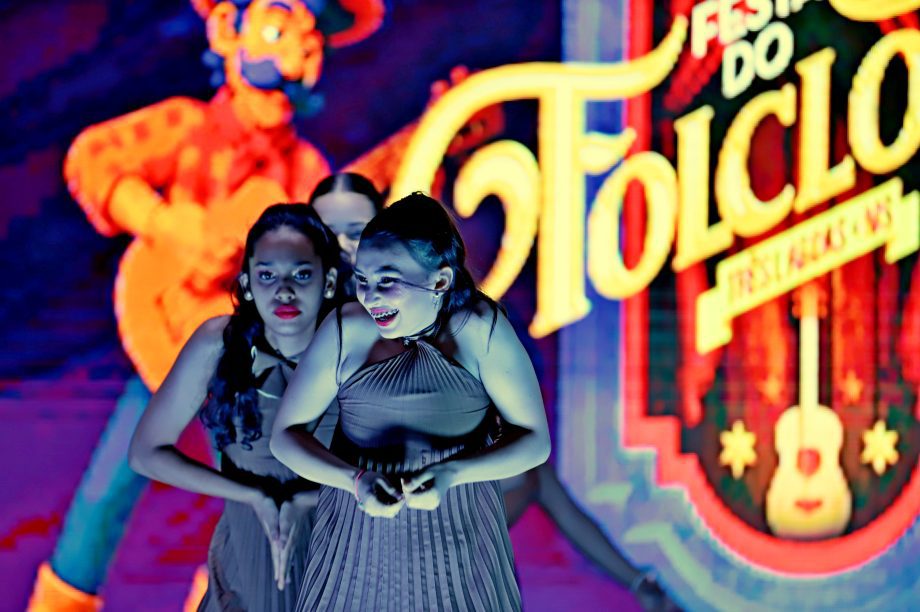 GALERIA DE FOTOS – Fábio Junior emociona multidão na terceira noite da 35ª Festa do Folclore em TL GALERIA DE FOTOS – Fábio Junior emociona multidão na terceira noite da 35ª Festa do Folclore em TL