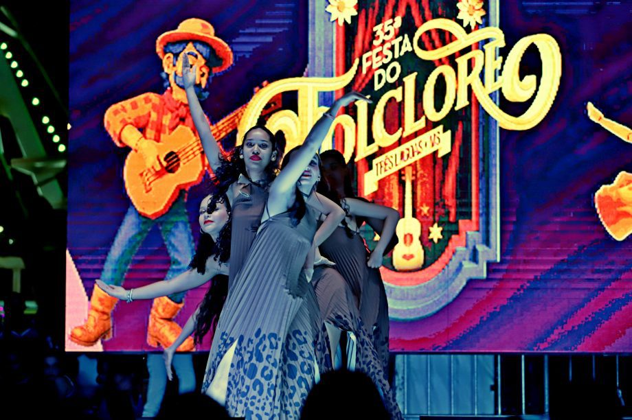 GALERIA DE FOTOS – Fábio Junior emociona multidão na terceira noite da 35ª Festa do Folclore em TL GALERIA DE FOTOS – Fábio Junior emociona multidão na terceira noite da 35ª Festa do Folclore em TL