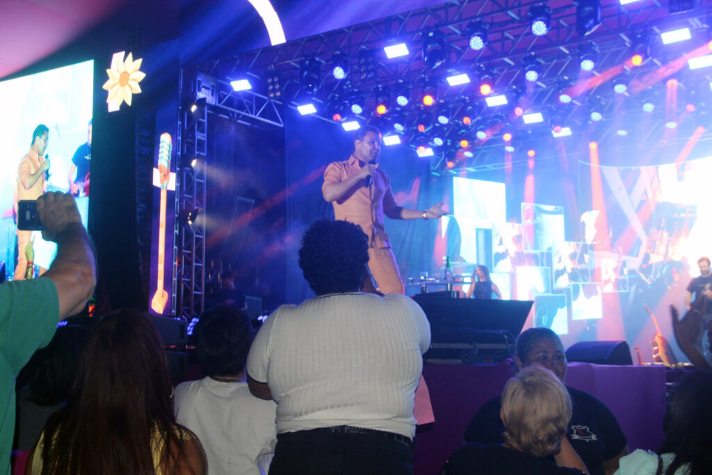 Entre emoções e elogios, Eduardo Costa enaltece Três Lagoas em noite de show Entre emoções e elogios, Eduardo Costa enaltece Três Lagoas em noite de show