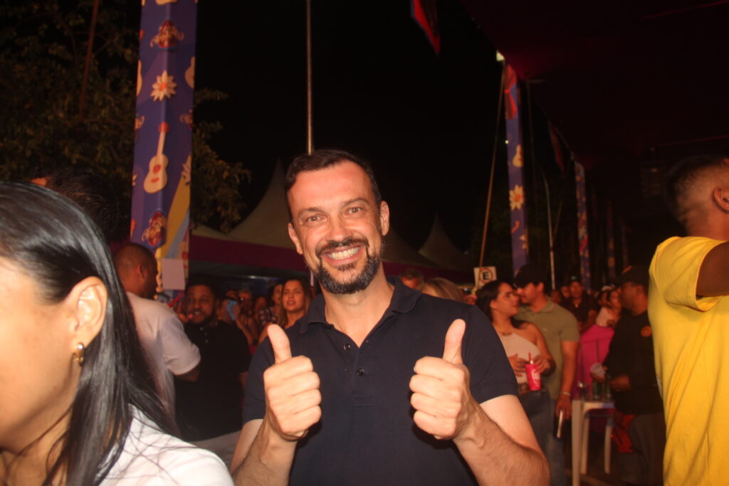 Entre emoções e elogios, Eduardo Costa enaltece Três Lagoas em noite de show Entre emoções e elogios, Eduardo Costa enaltece Três Lagoas em noite de show