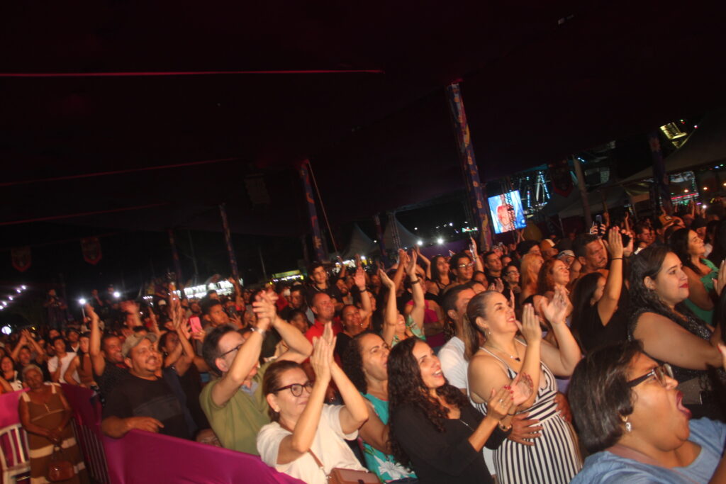 Entre emoções e elogios, Eduardo Costa enaltece Três Lagoas em noite de show Entre emoções e elogios, Eduardo Costa enaltece Três Lagoas em noite de show