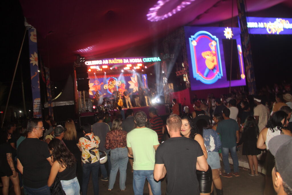 Até o prefeito Cassiano Maia se rendeu ao romantismo de Fábio Júnior na Festa do Folclore Até o prefeito Cassiano Maia se rendeu ao romantismo de Fábio Júnior na Festa do Folclore