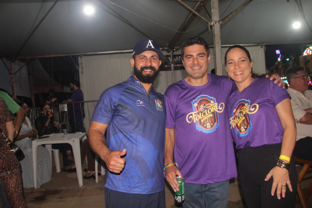 Até o prefeito Cassiano Maia se rendeu ao romantismo de Fábio Júnior na Festa do Folclore Até o prefeito Cassiano Maia se rendeu ao romantismo de Fábio Júnior na Festa do Folclore