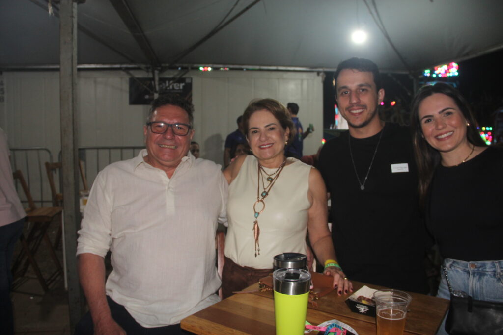 Até o prefeito Cassiano Maia se rendeu ao romantismo de Fábio Júnior na Festa do Folclore Até o prefeito Cassiano Maia se rendeu ao romantismo de Fábio Júnior na Festa do Folclore