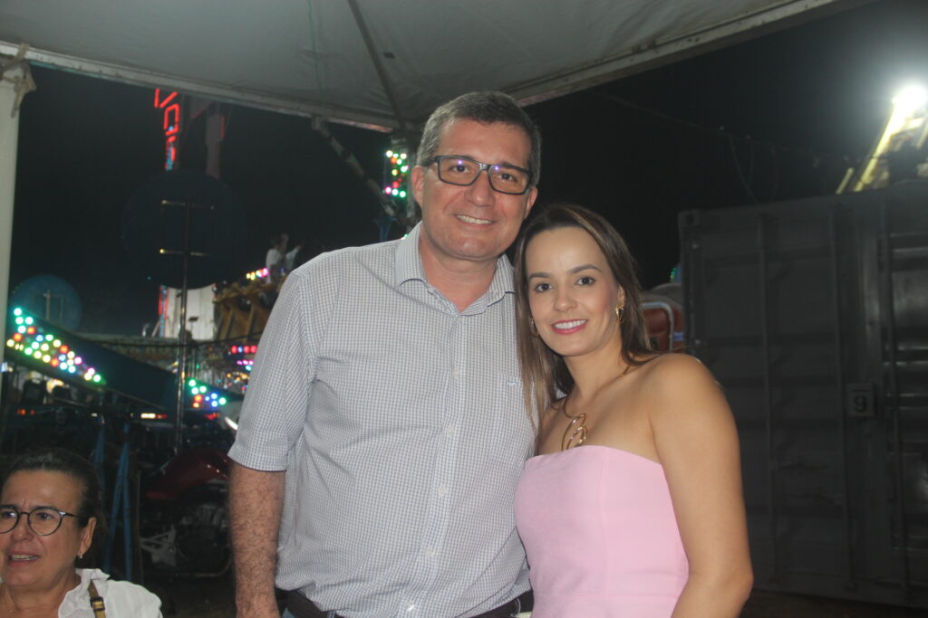 Até o prefeito Cassiano Maia se rendeu ao romantismo de Fábio Júnior na Festa do Folclore Até o prefeito Cassiano Maia se rendeu ao romantismo de Fábio Júnior na Festa do Folclore