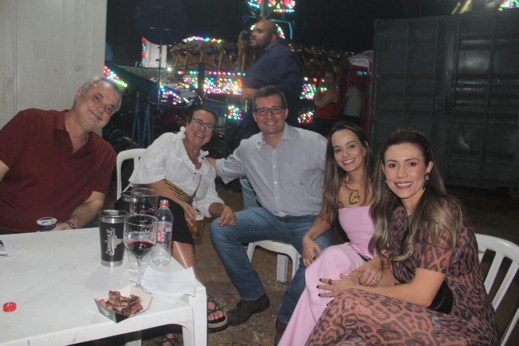 Até o prefeito Cassiano Maia se rendeu ao romantismo de Fábio Júnior na Festa do Folclore Até o prefeito Cassiano Maia se rendeu ao romantismo de Fábio Júnior na Festa do Folclore