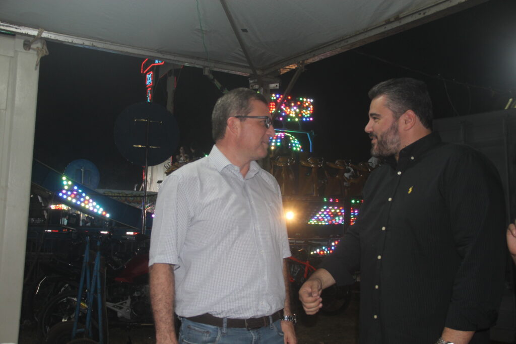 Até o prefeito Cassiano Maia se rendeu ao romantismo de Fábio Júnior na Festa do Folclore Até o prefeito Cassiano Maia se rendeu ao romantismo de Fábio Júnior na Festa do Folclore