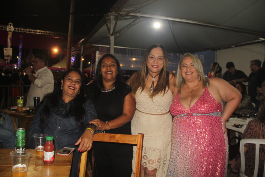 Até o prefeito Cassiano Maia se rendeu ao romantismo de Fábio Júnior na Festa do Folclore Até o prefeito Cassiano Maia se rendeu ao romantismo de Fábio Júnior na Festa do Folclore