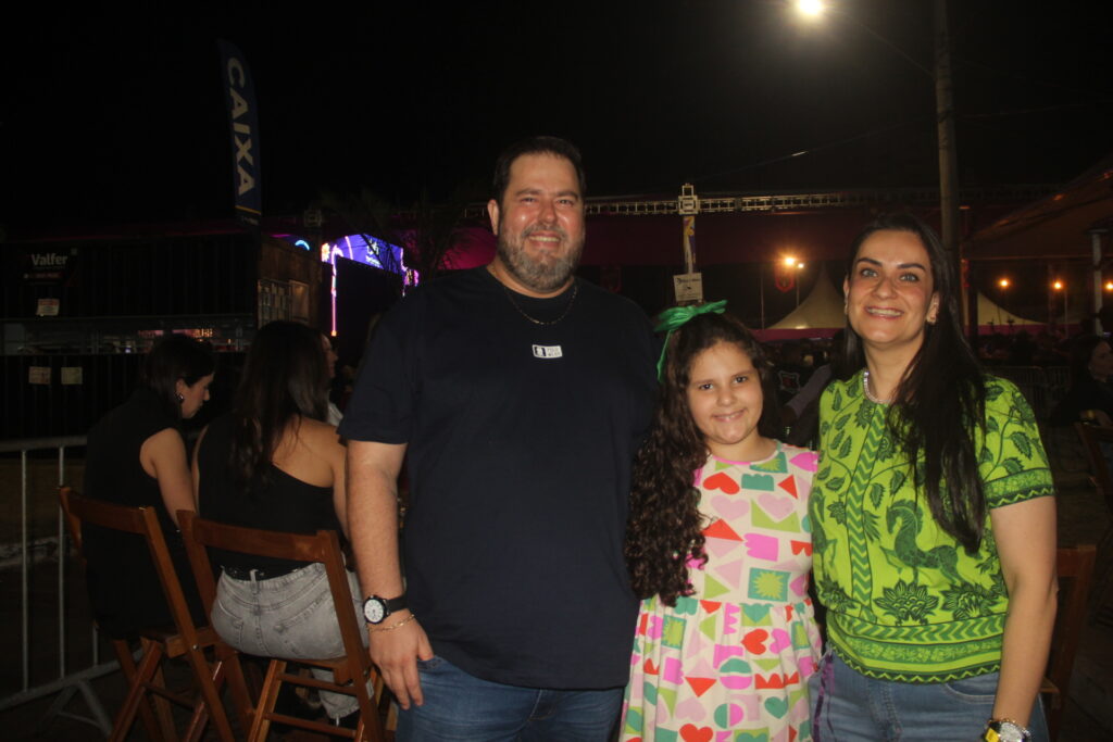 Até o prefeito Cassiano Maia se rendeu ao romantismo de Fábio Júnior na Festa do Folclore Até o prefeito Cassiano Maia se rendeu ao romantismo de Fábio Júnior na Festa do Folclore