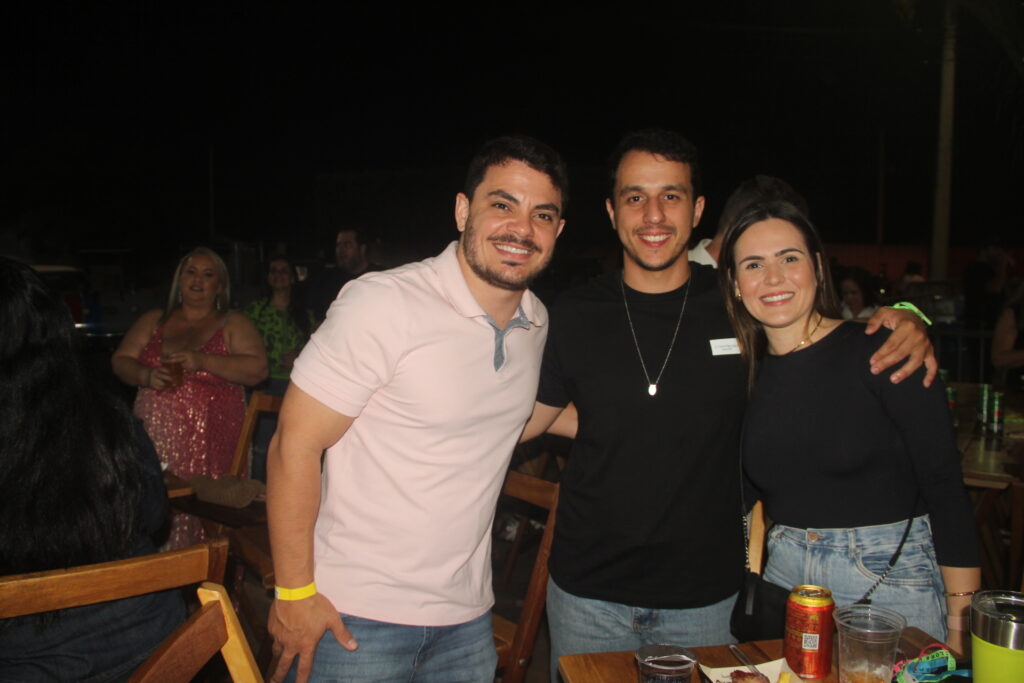 Até o prefeito Cassiano Maia se rendeu ao romantismo de Fábio Júnior na Festa do Folclore Até o prefeito Cassiano Maia se rendeu ao romantismo de Fábio Júnior na Festa do Folclore