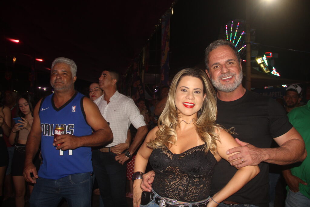 Até o prefeito Cassiano Maia se rendeu ao romantismo de Fábio Júnior na Festa do Folclore Até o prefeito Cassiano Maia se rendeu ao romantismo de Fábio Júnior na Festa do Folclore