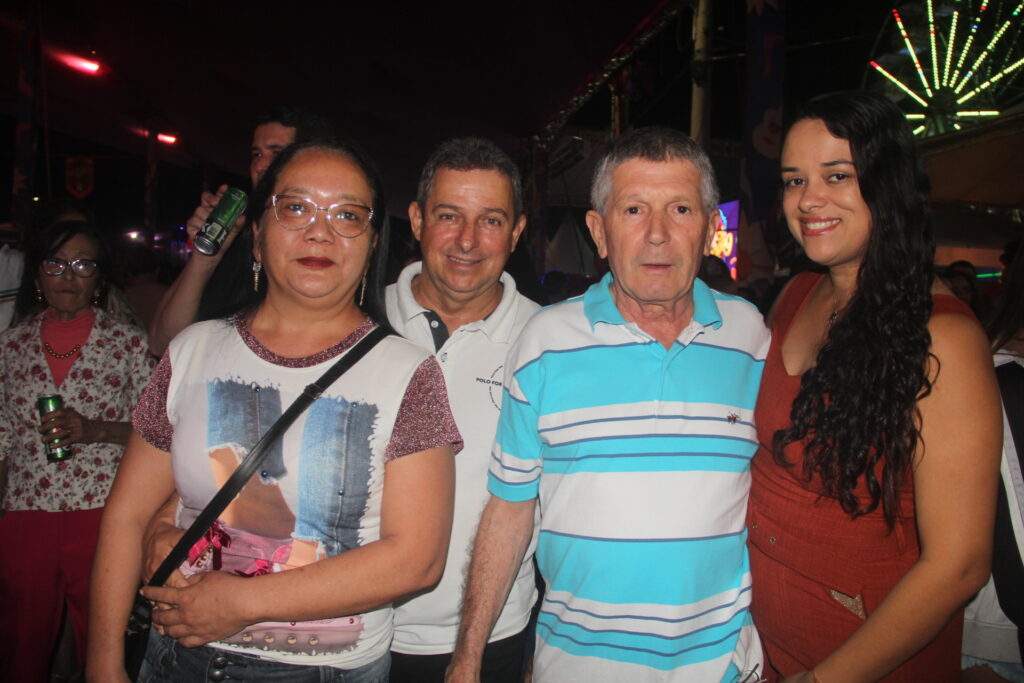 Até o prefeito Cassiano Maia se rendeu ao romantismo de Fábio Júnior na Festa do Folclore Até o prefeito Cassiano Maia se rendeu ao romantismo de Fábio Júnior na Festa do Folclore